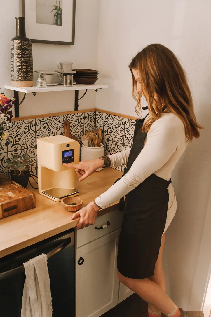 Corinne Tobias starting an infusion cycle on her LĒVO II+